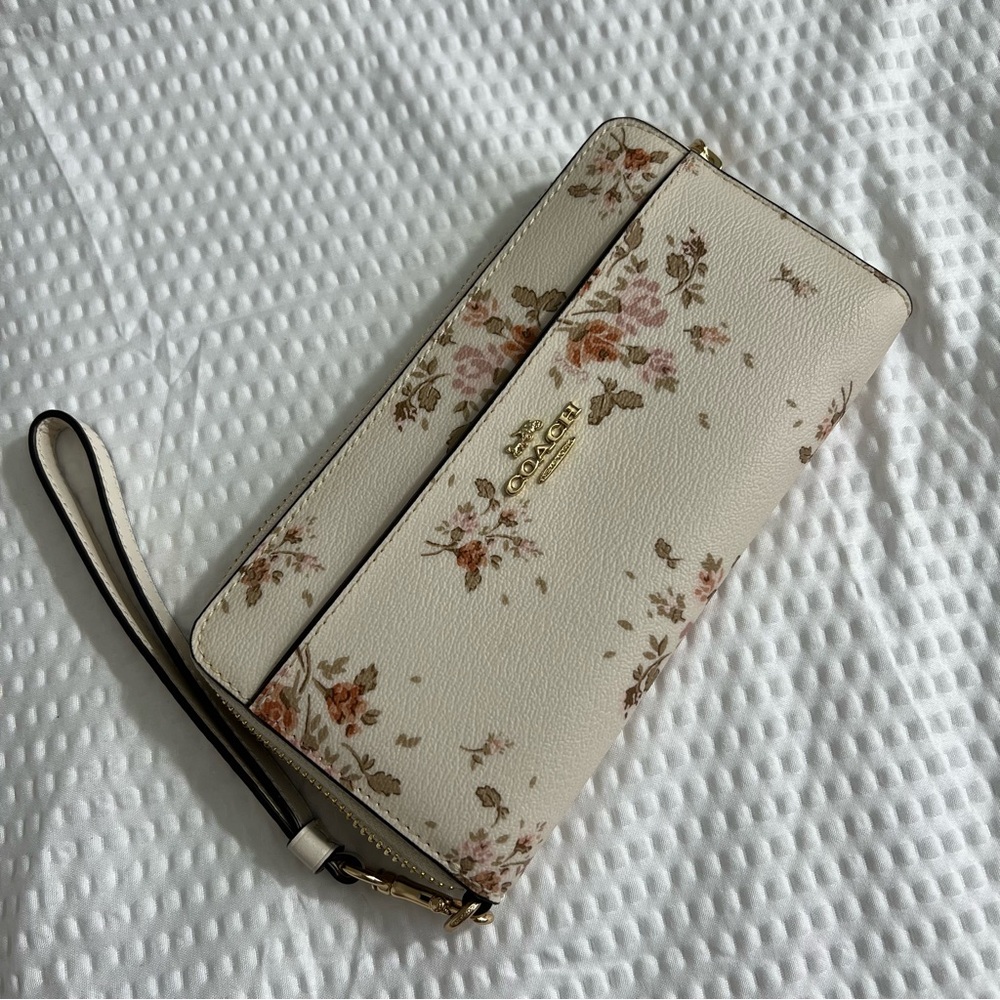Coach Accordion Zip Wallet NWOT